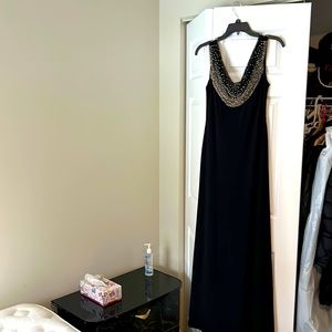 Evening gown. Black. Size 6